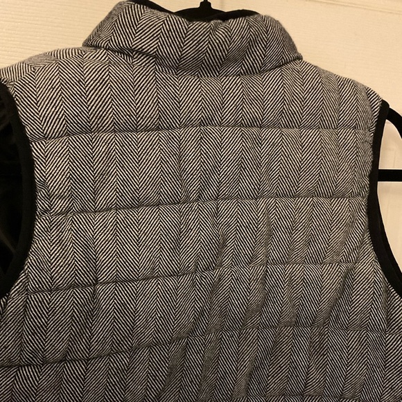 A new day Cute gray puffer vest size medium - Picture 9 of 16